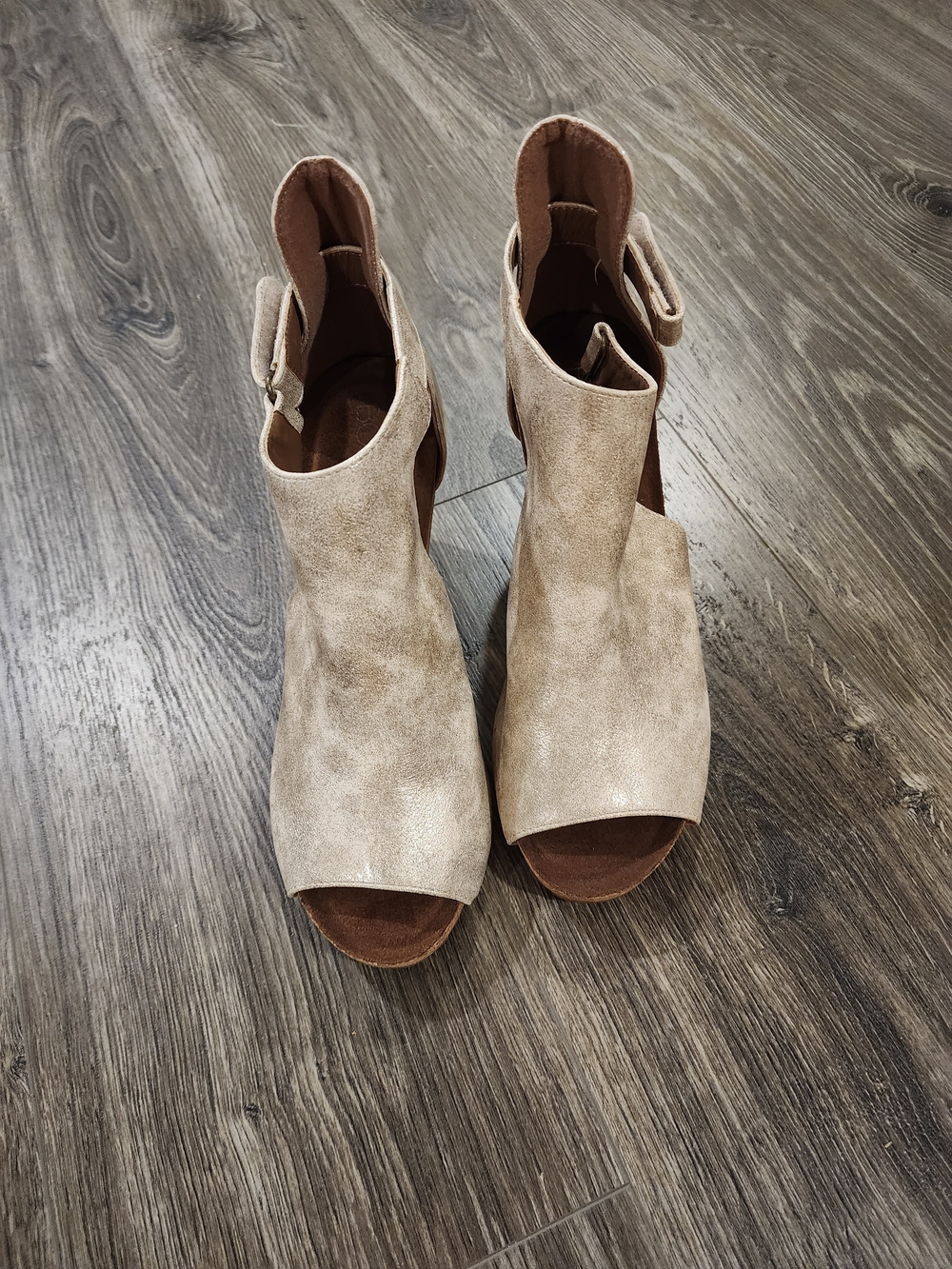 Women’s Open-Toe Ankle Booties in Gold / Toupe